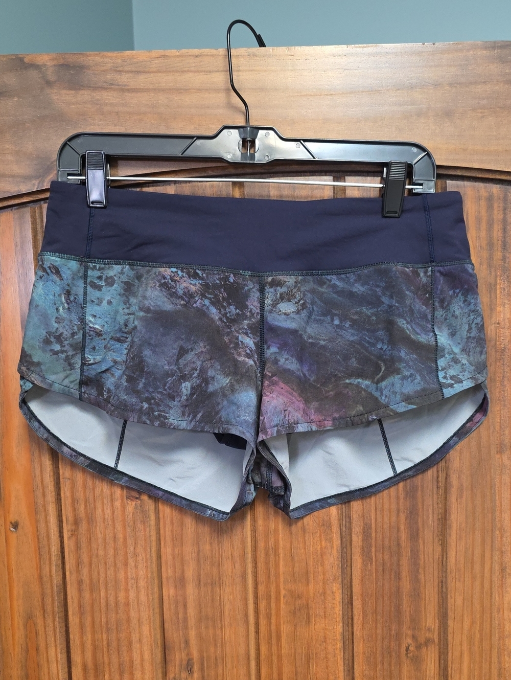 Lululemon Speed Up Short 2.5" in the "Radiant Multi / Midnight Navy" - Size 6R